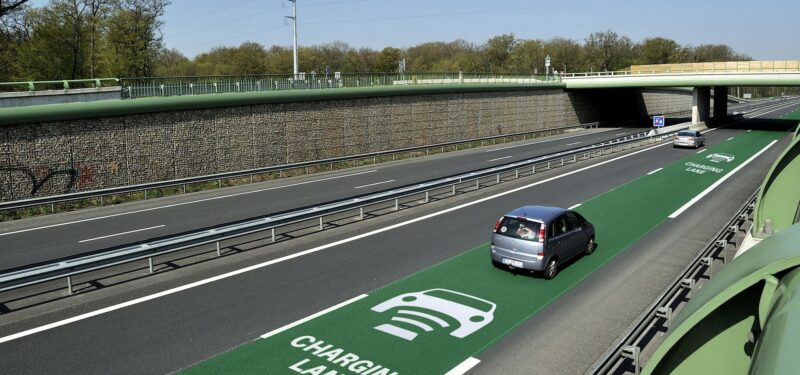Immagini di strade e ricariche elettriche del futuro