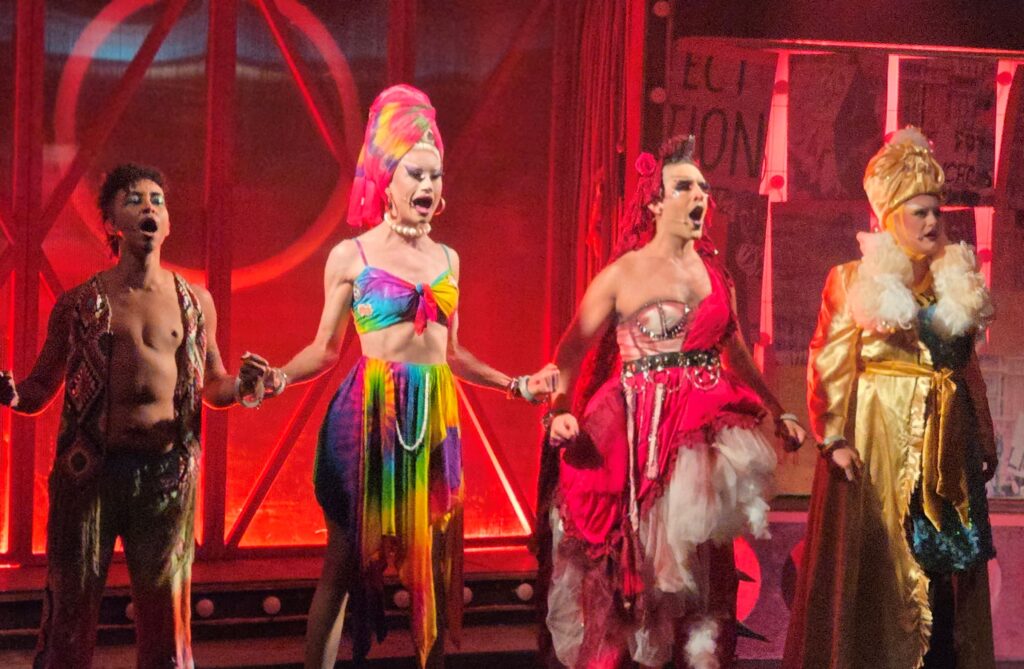Drag queen ridimensionato Drag queens del musical e cabaret Acid's Reign, Pleasance Courtyard, Fringe Festival di Edimburgo 2026. Foto: S. Stefanelli